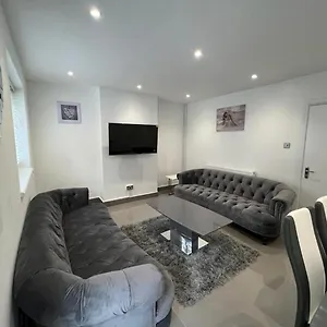 https://modern-executive-2-bed-apartment-in-london.brighton-hotels-england.com