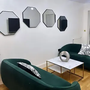 https://apt-cosy-1-bed-near-excel.cambridgehotelsuk.com